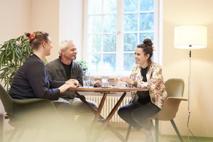 Der Eltern Walk-in der SORA. Drei Personen im Gespräch.