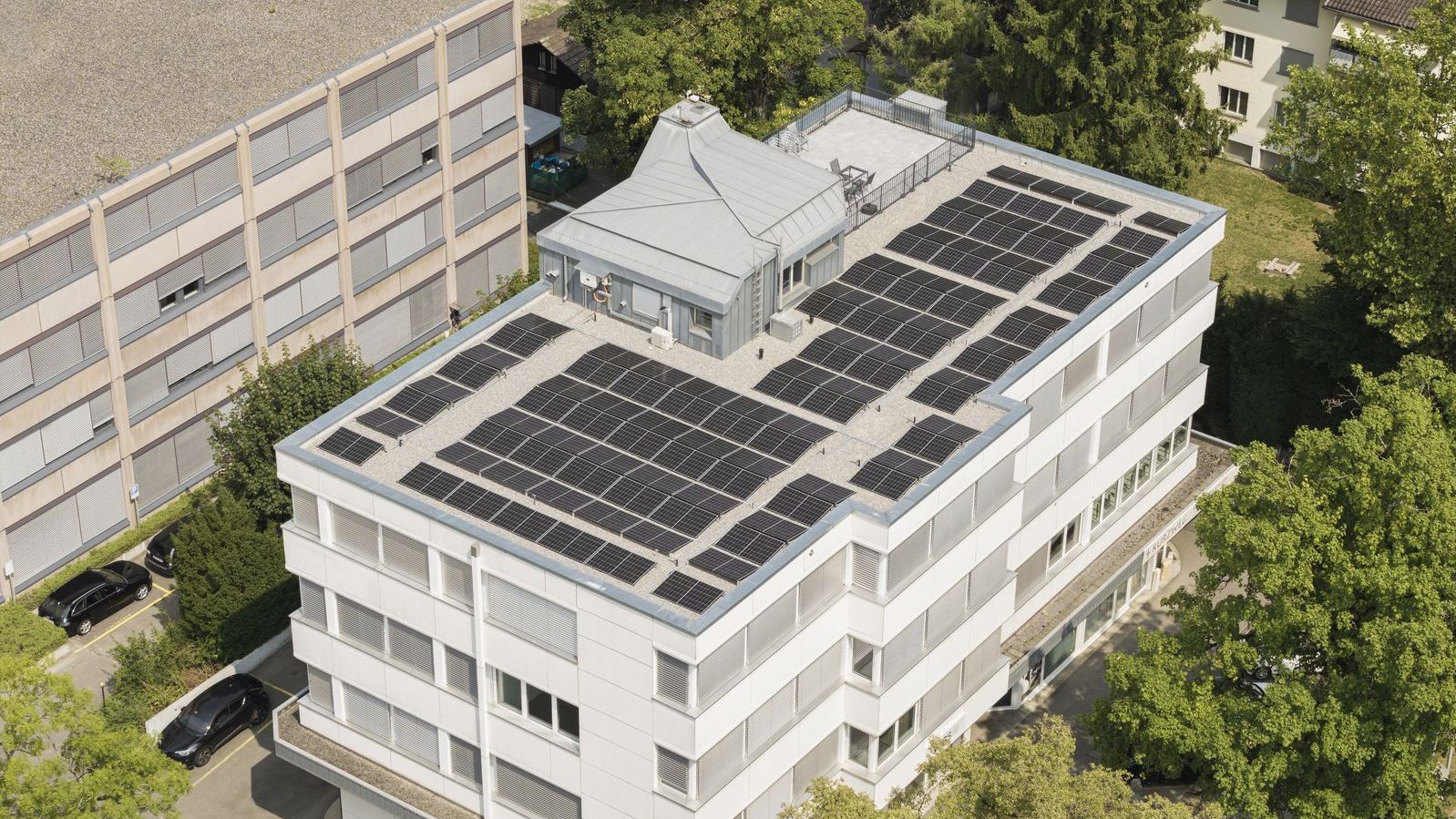 Luftaufnahme der Liegenschaft Ostermundigenstrasse 81 mit Photovoltaikanlage 