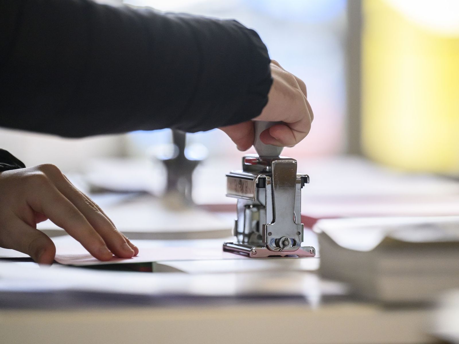 Stempeln bei Urnenabstimmung