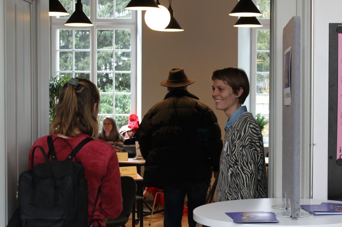 Martina Josi begrüsst am Eingang Besuchende