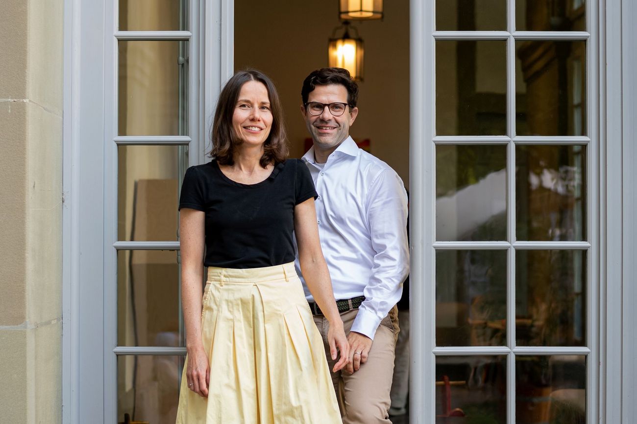Jonas und Sina Lauter vor dem Generationenhaus