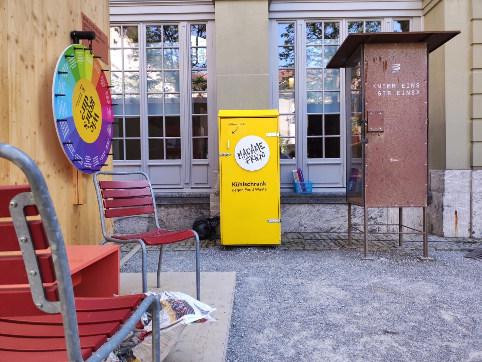 Madame Frigo à côté de la Maison des générations