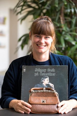 Annika Zimmerli mit einer Lederhandtasche