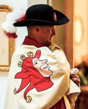 Weibel der Gesellschaft zum Distelzwang mit Wappen