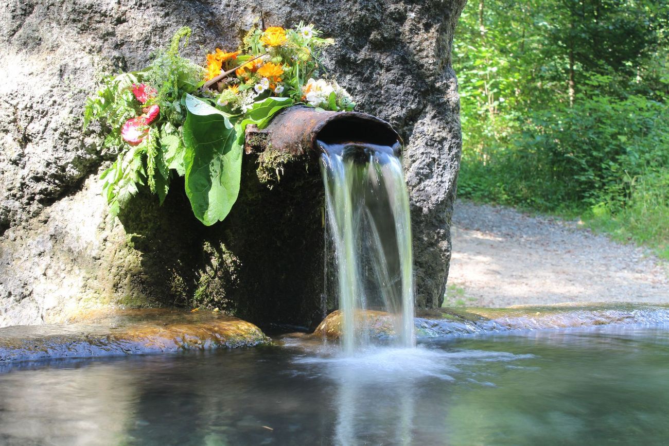 Wasser läuft aus Brunnen