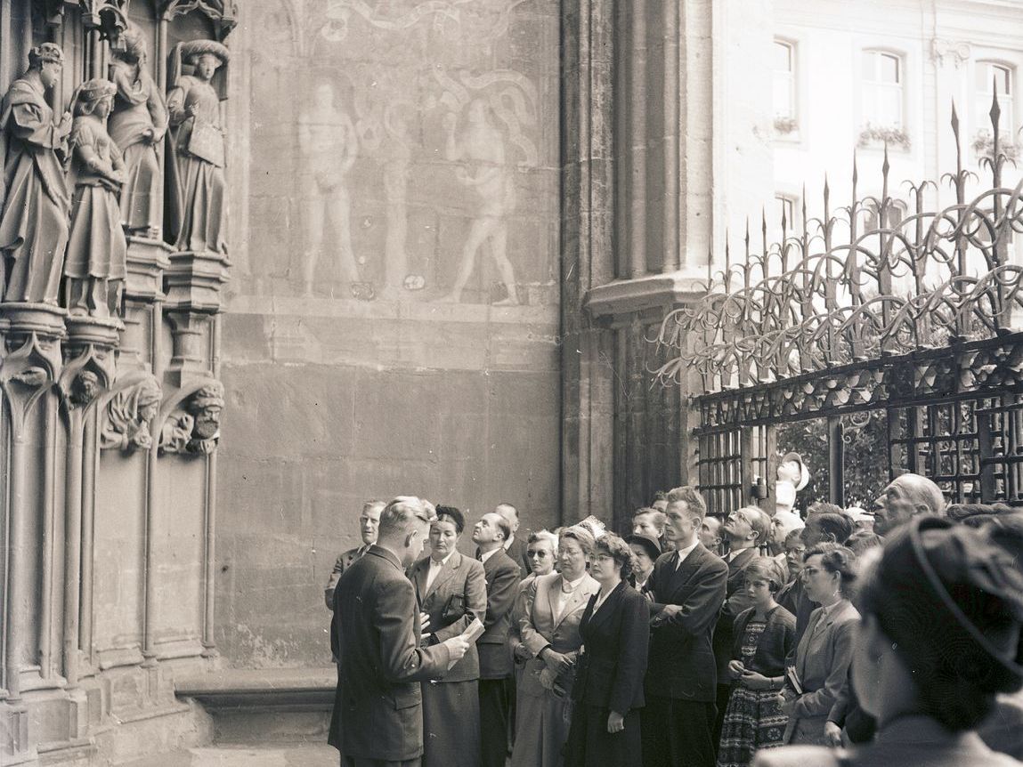 Schwarz-Weiss Bild Versammlung beim Münster als Syombolbild für den Historischen Verein des Kanton Bern