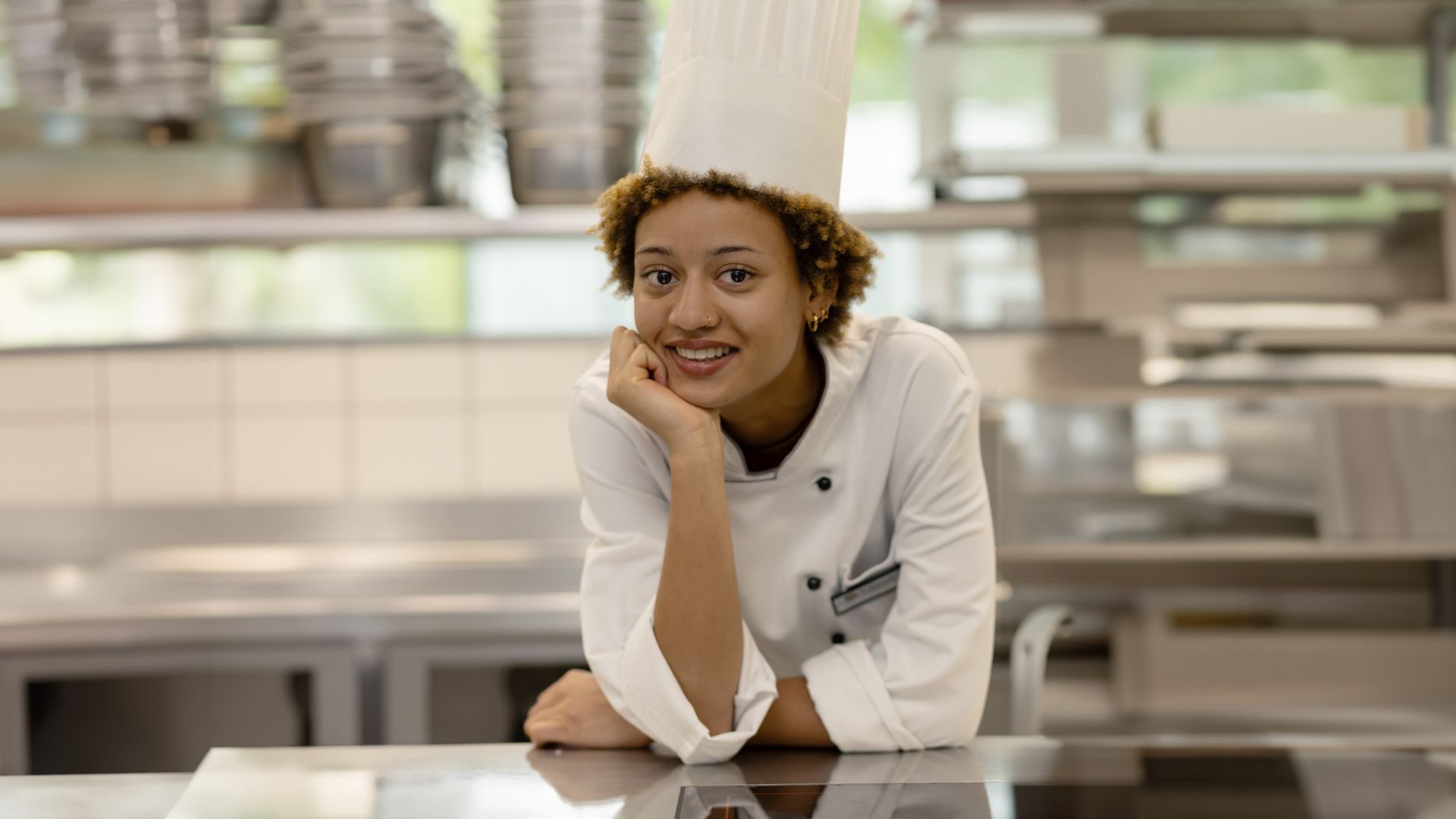 Eine junge Lernende in der Küche