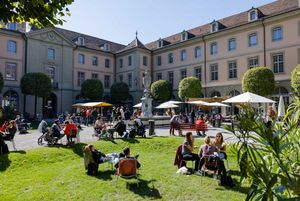 Der Innenhof des Berner Generationenhauses im Sommer