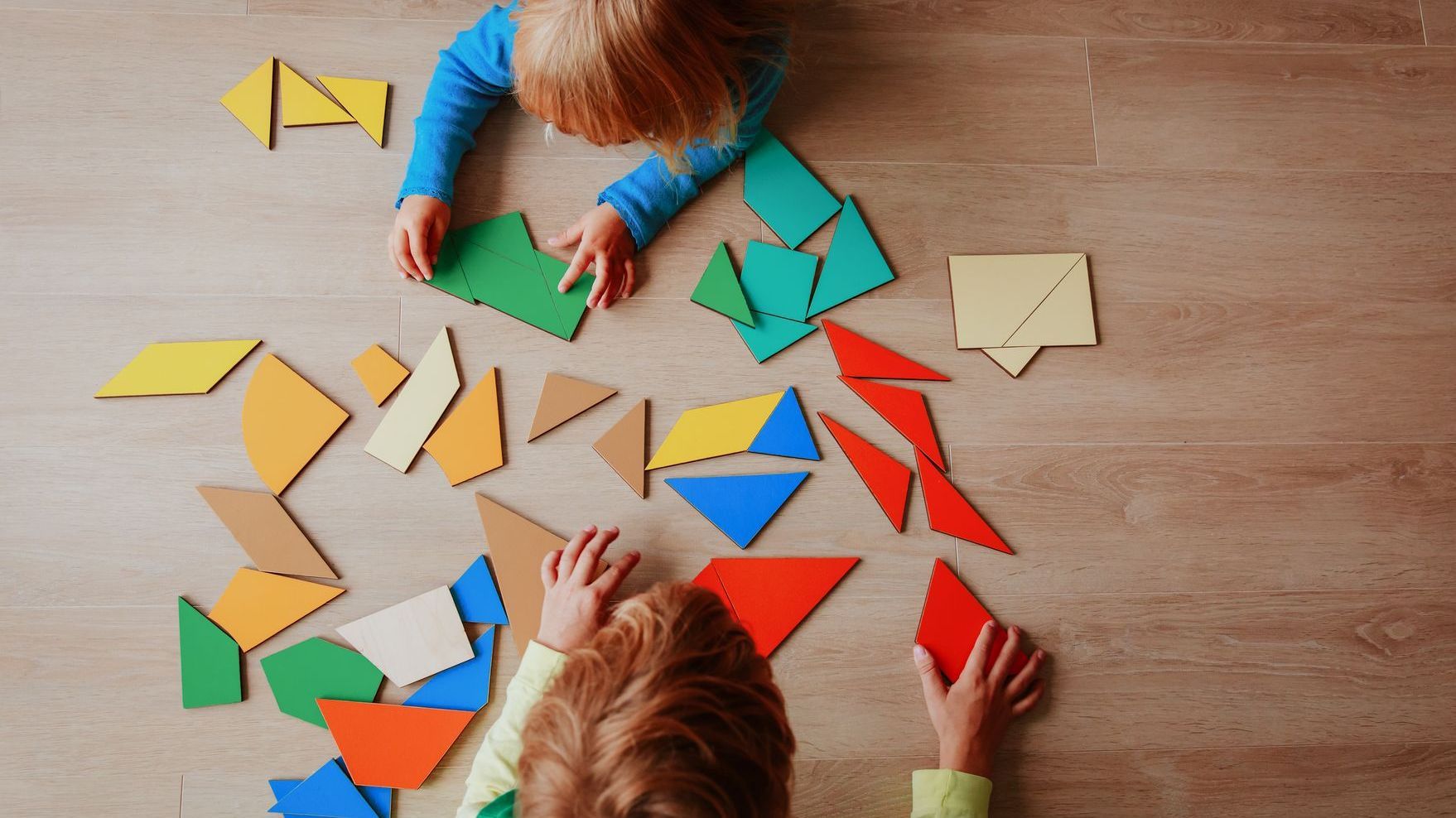 Zwei spielende Kleinkinder 