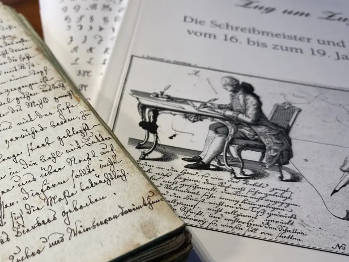 verschiedene Dokumente im Bild mit alter Handschrift (Kurrentschrift)