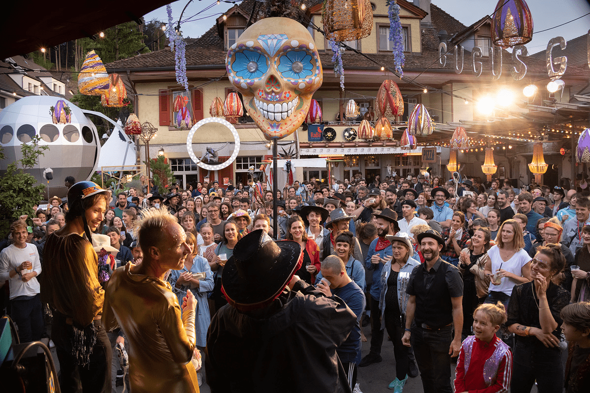 grosse Menschenmasse bei der Heiteren Fahne
