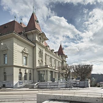 Das Kulturcasino Bern mit seiner hellen, historischen Fassade.