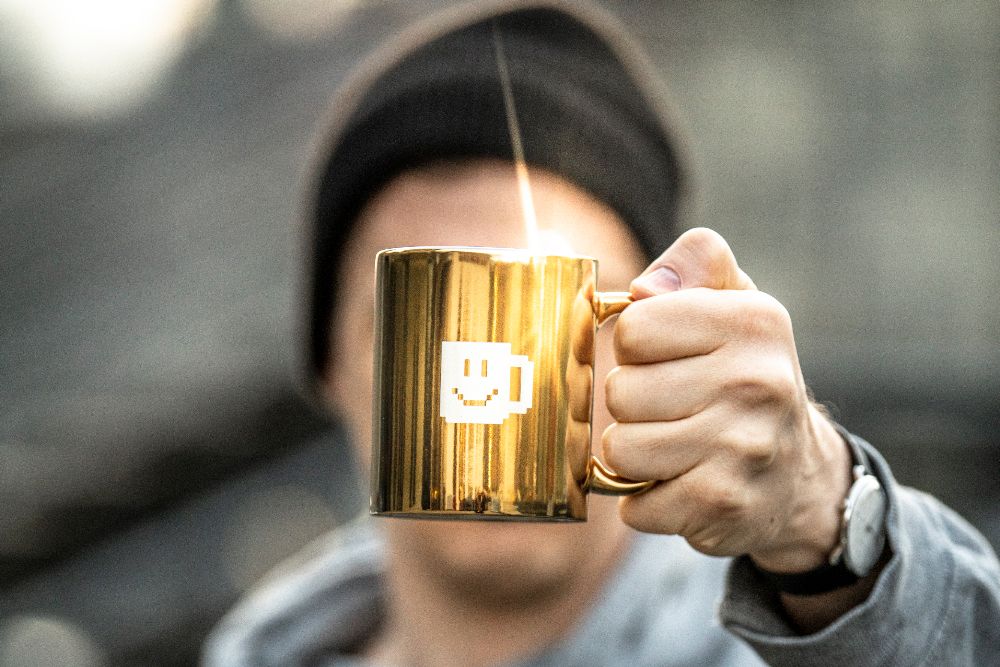 Tasse mit Mensch im Hintergrund