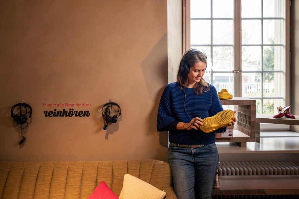 Frau schaut Schuh an