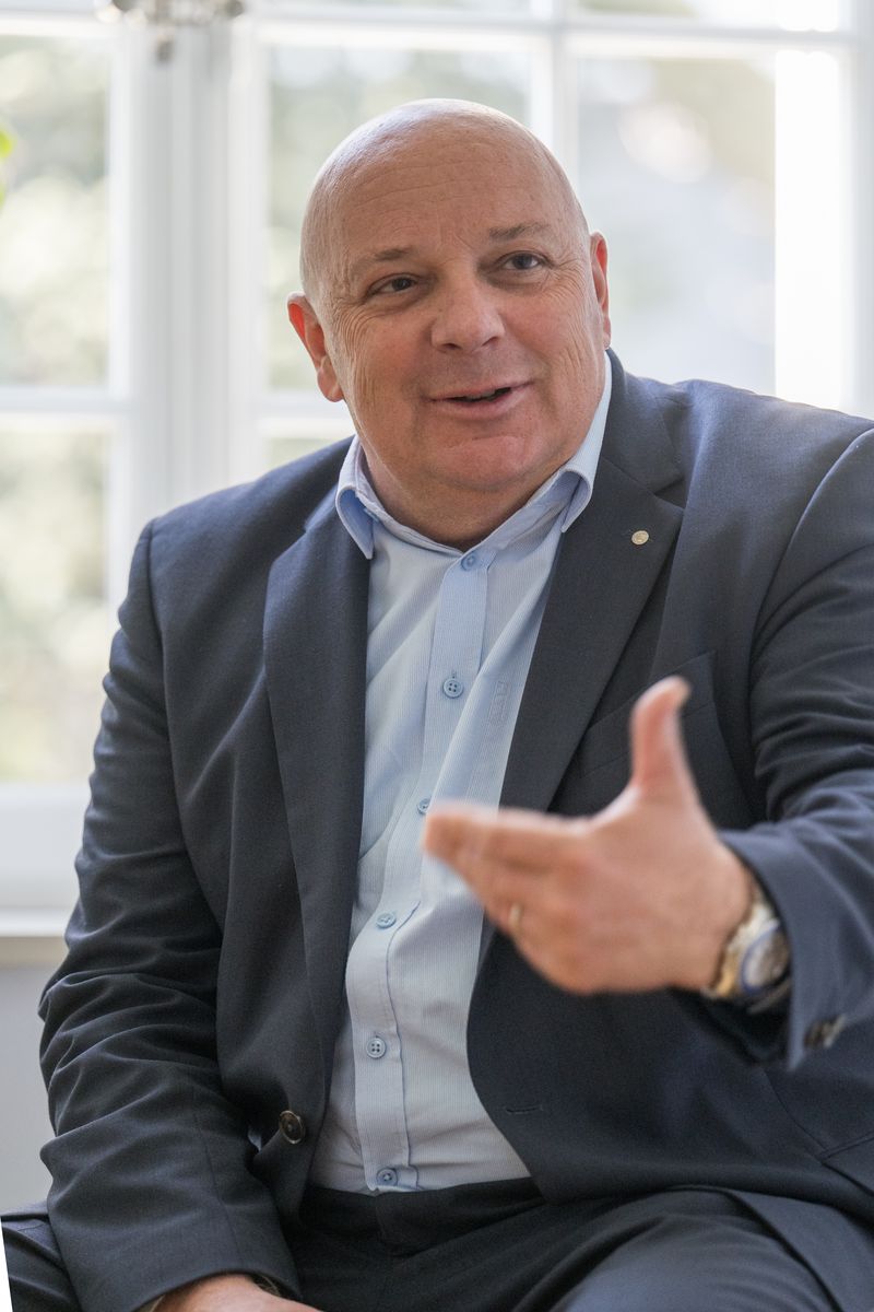 Sitzender Bruno Wild im Gespräch