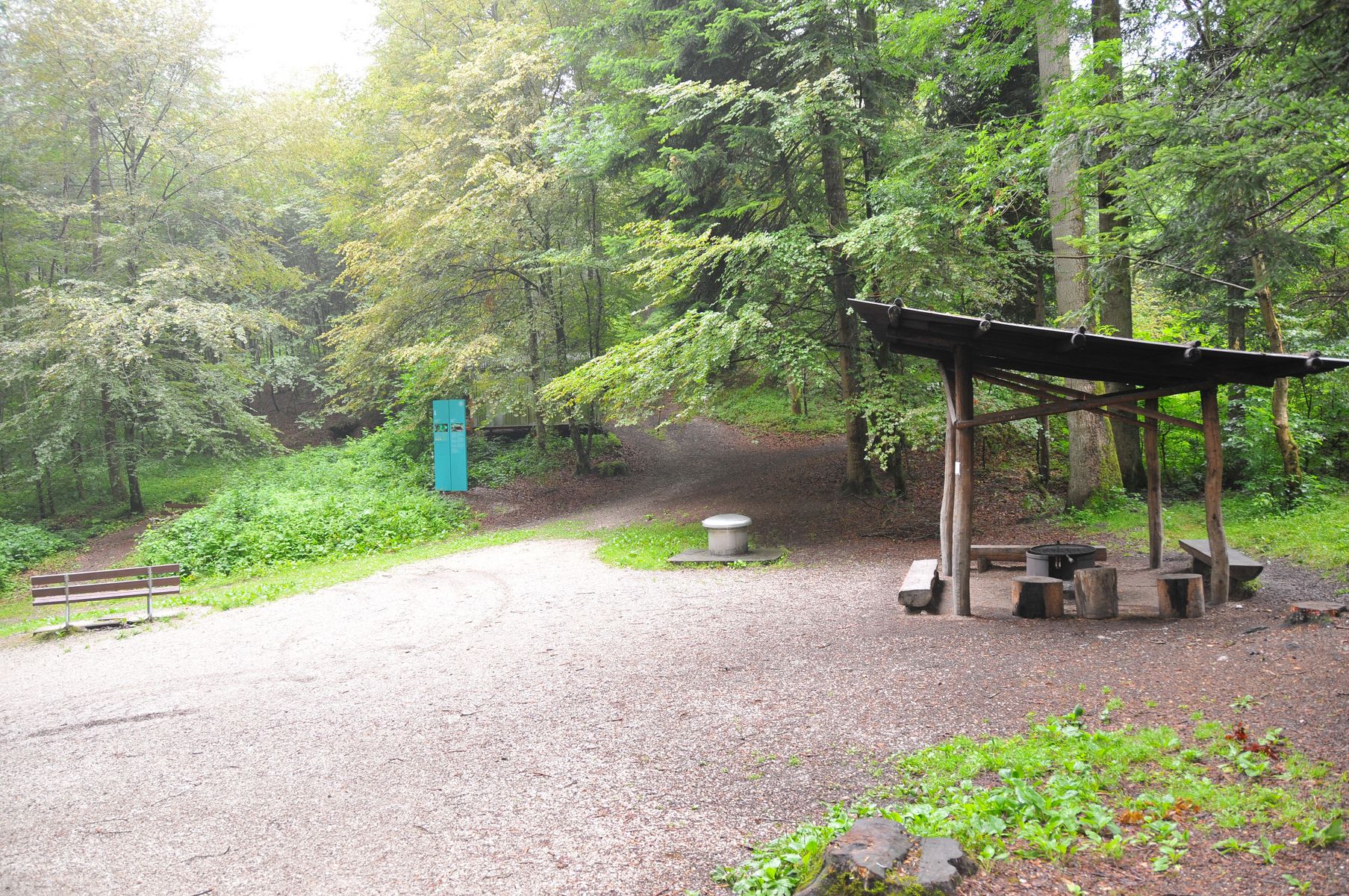 Überdachte Grillstelle der Waldhütte Schönenbrunnen