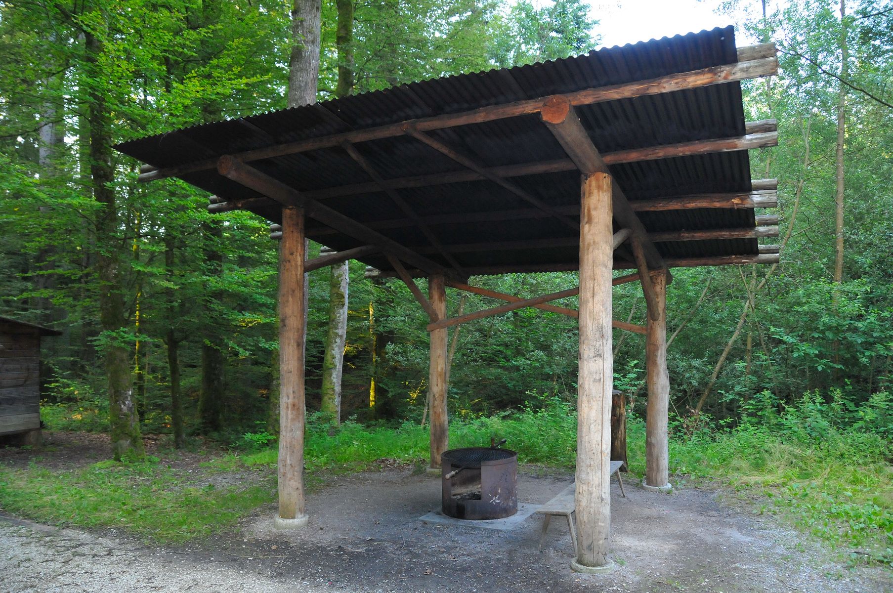 Überdachte Grillstelle der Waldhütte Spilwald